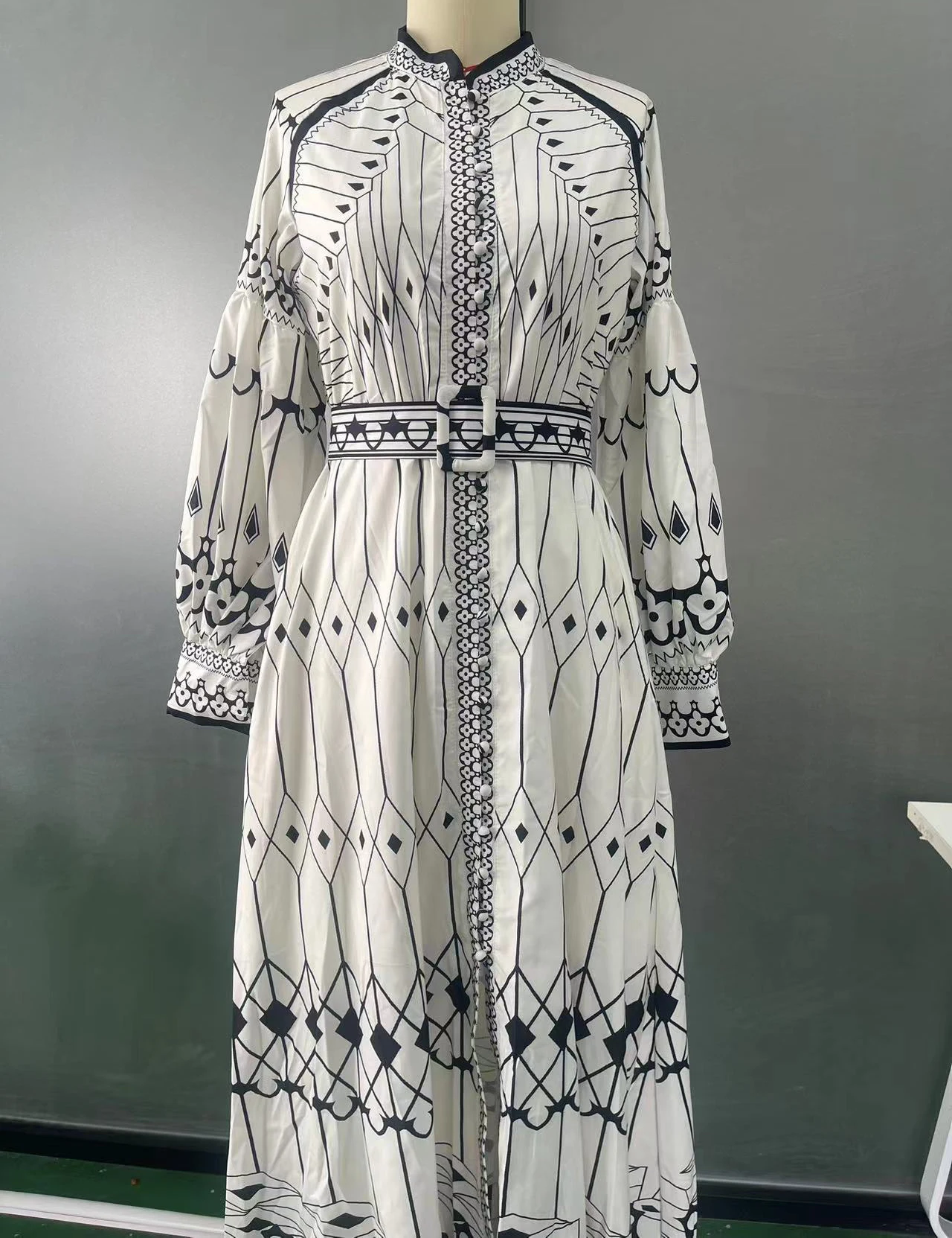 Elegancka damska długa sukienka w stylu retro ze stójką Wiosenny wzór z nadrukiem Sukienki imprezowe Maxi Jesienna sukienka Boho z długim rękawem