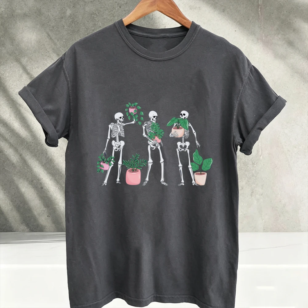 Skeleton Plant Lovers Graphic T‑Shirt Men Funny Skeletons Holding Potted Houseplants Print Tee Casual Crew Neck Short Sleeve Top
