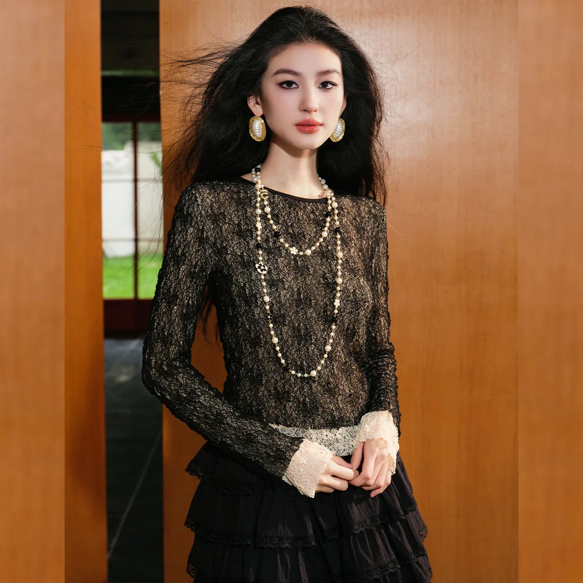 LOUIS YAO جديد الدانتيل متابعة الأزهار المرأة تي شيرت 2025 الخريف بلوزات أنيقة الجولة الرقبة بسط قليلا طويلة الأكمام تيز جديد