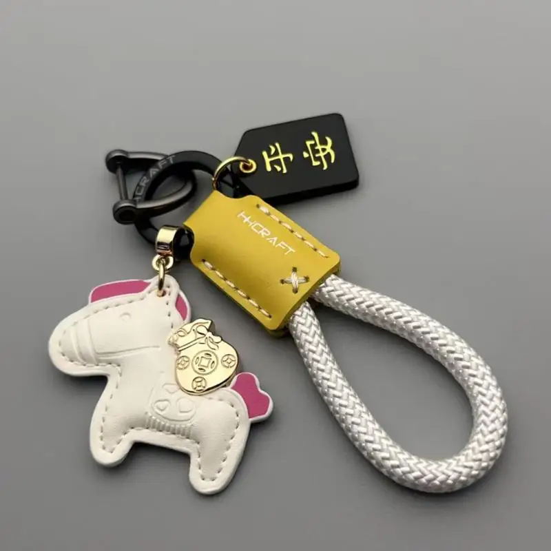 Porte-clés poney mignon avec sangle tressée durable et pendentif doré porte-bonheur, joli ornement pour cadeaux commémoratifs d'amitié entre meilleures amies