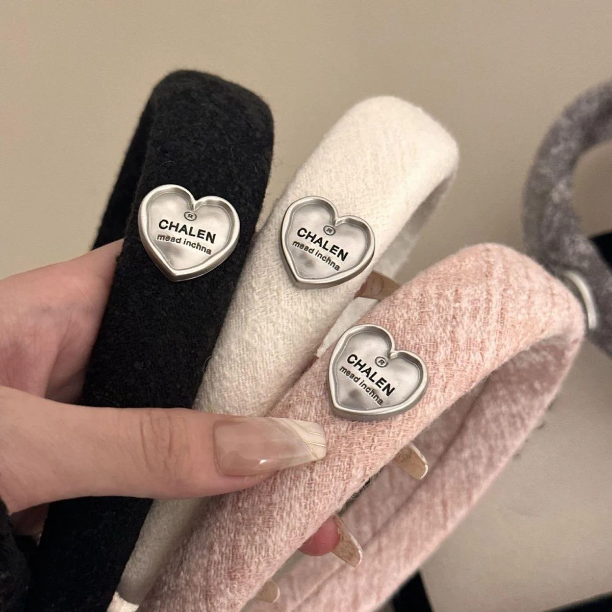 الفاخرة Y2K أفضل بائع واسعة النسيج عقال مع حلية معدنية القلب ، أنيقة اليدوية رسالة شعار إكسسوارات الشعر 1 قطعة 2025 العصرية