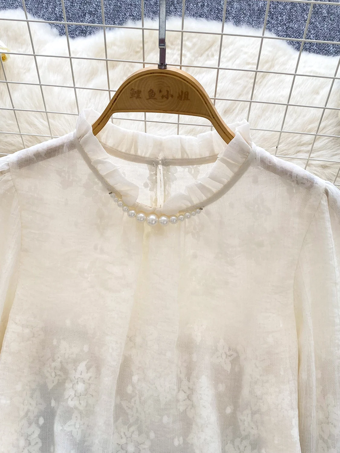เสื้อตาข่ายปักลายฉลุ ผ้าเนื้อนุ่ม ใส่สบาย ทรงหลวม ใส่ได้หลายโอกาส เหมาะสำหรับเป็นเสื้อตัวใน หรือใส่เดี่ยวๆ ด้วยงานปักที่ละเอียดอ่อน