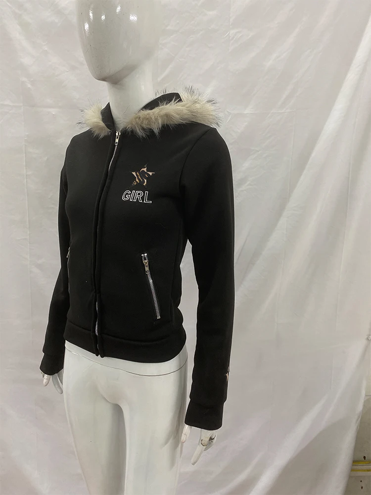 سترة بغطاء للرأس بحروف بيضاء كلاسيكية أمريكية كلاسيكية للنساء شتوية مبطنة بالفرو الصناعي سترة مريحة ملابس خروج 2026 جديدة #5