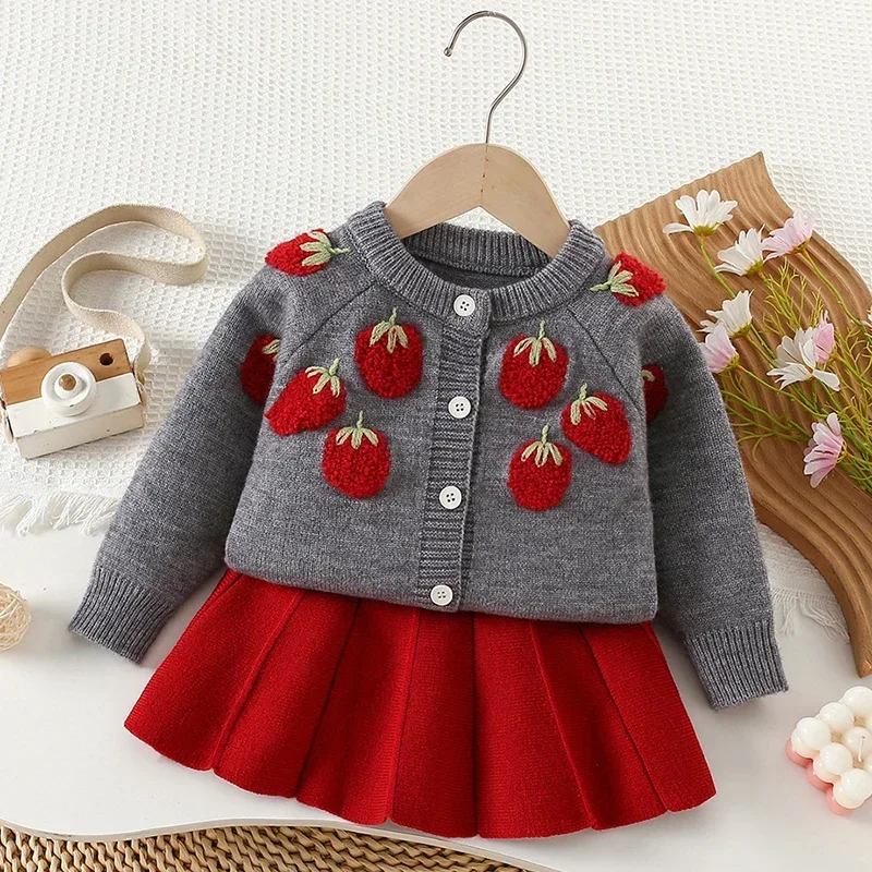 

2025 Infant Clothes Christmas Red Suit Knitted Strawberry Suit Baby Girl Embroidered Cardigan+Pleated Skirt New Year Party Set