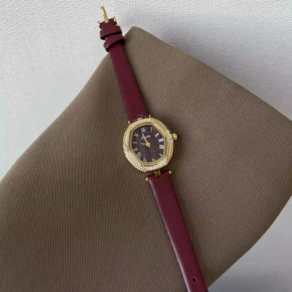 

Ladies Watch Luxury Gold Square Simple Luxury Quartz Watch Fashion Red Leather Women's Business Clock Dress cadeau noël