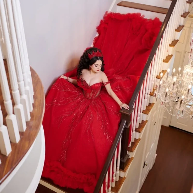 

Красные платья Quinceanera по индивидуальному заказу с открытыми плечами и кристаллической аппликацией. Кружевное многослойное платье с длинным хвостом и бантом. Vestido 15, Quinceanera.