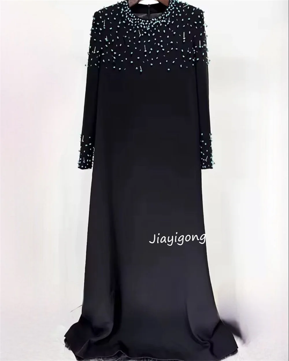 تخصيص بسيط جيرسي مطرزة ألف خط مغرفة الرقبة فساتين طويلة مناسبة مخصصة أزياء النمط الصيني