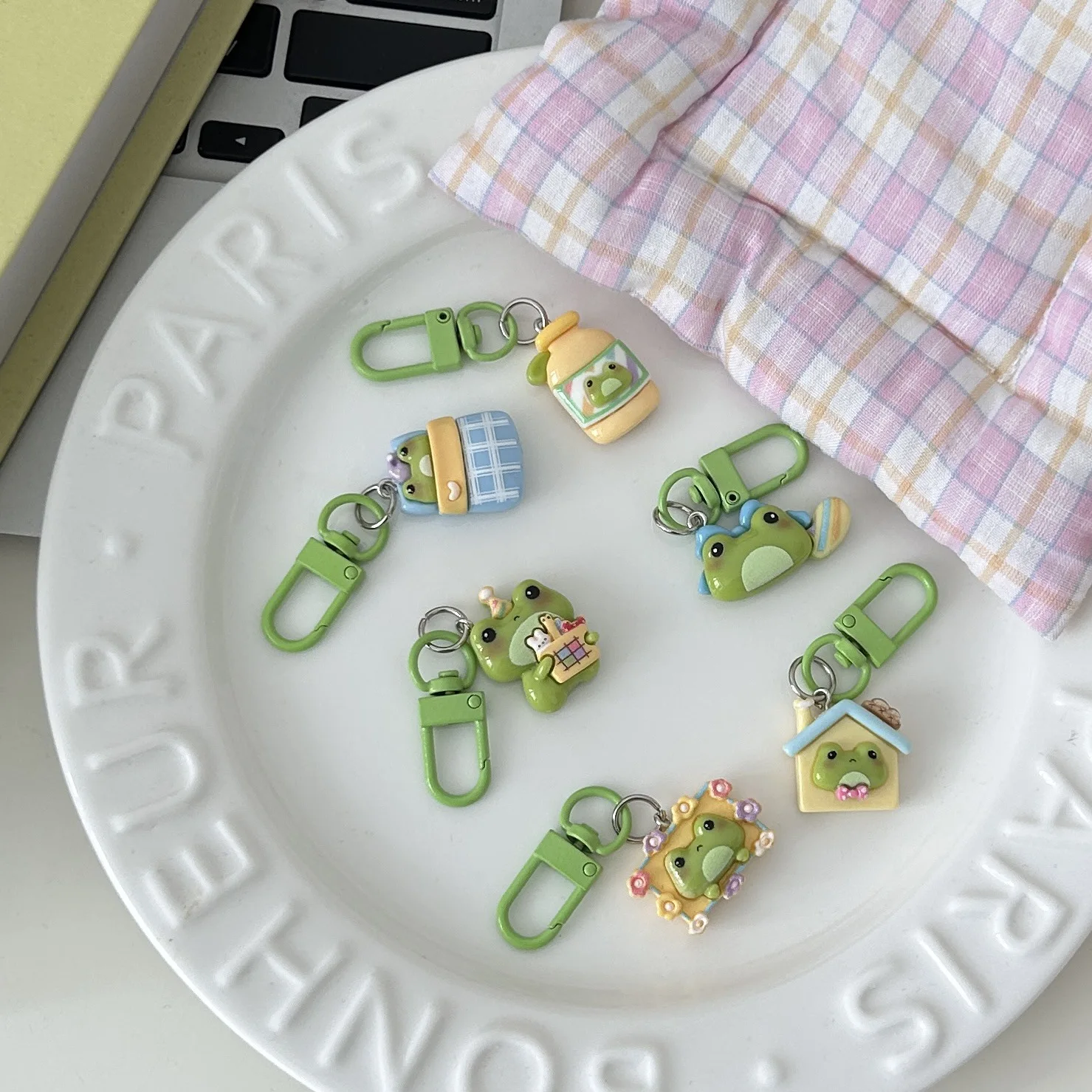 Cartoon Frog Key Chain Cute House Vase Photo Frame Frog Pendant Car Key Ring Backpack Charms Bag Decor Akcesoria
