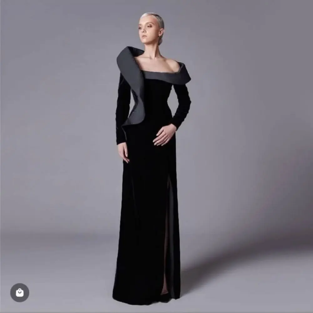 Verngo Modern Black Evening Dresses Velvet Long Sleeves Unique Design Split Arabic Women Formal Party Occasion Prom Gowns