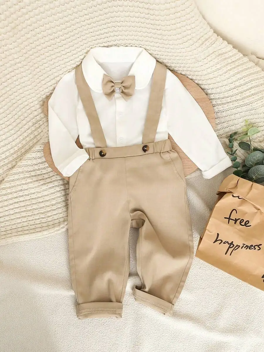 

Комплект из 2 предметов для мальчика: белая рубашка с воротником и галстуком-бабочкой и бежевые брюки на подтяжках