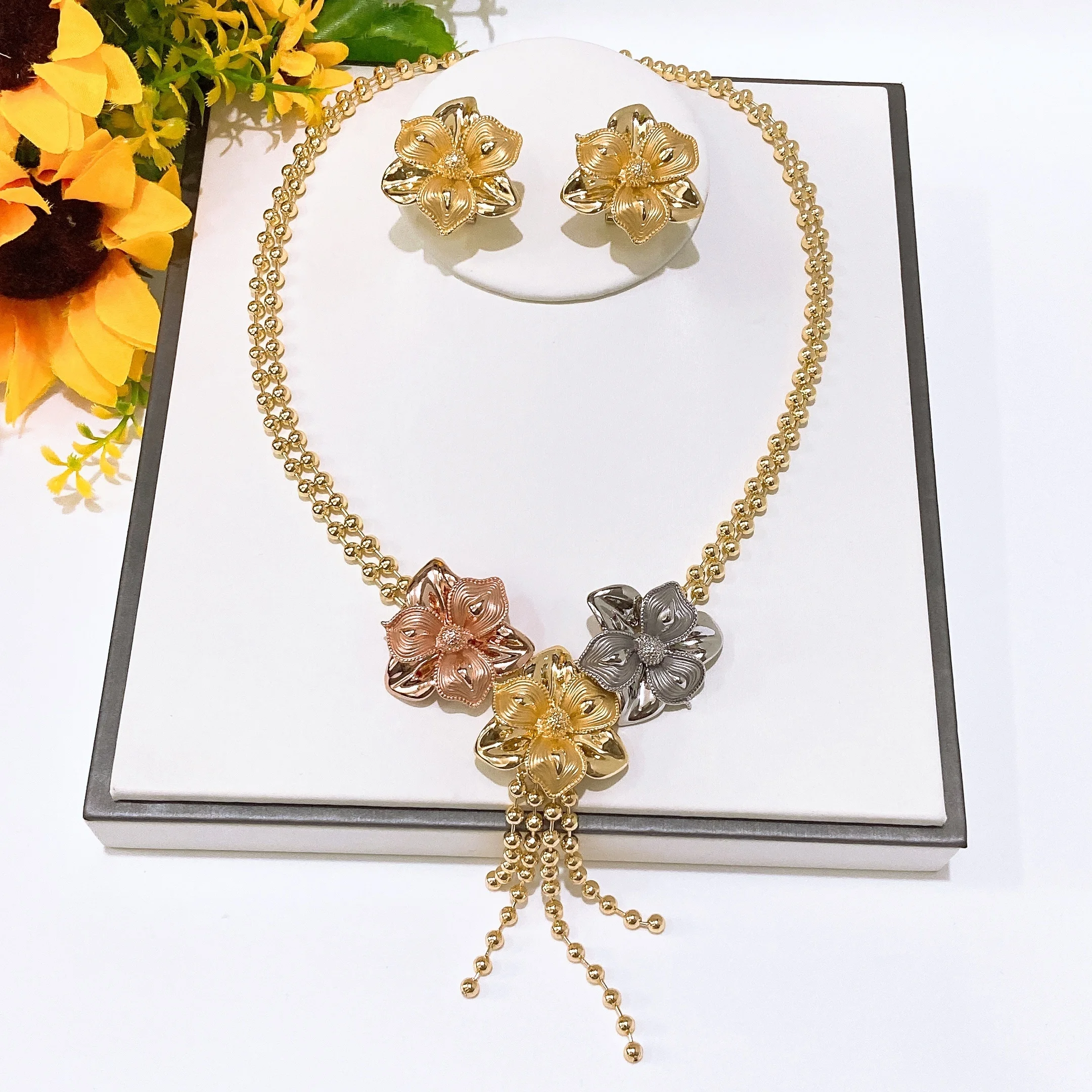 

Последний элегантный женский комплект украшений, модный комплект изысканных украшений с трехцветным цветком и позолотой 18 карат