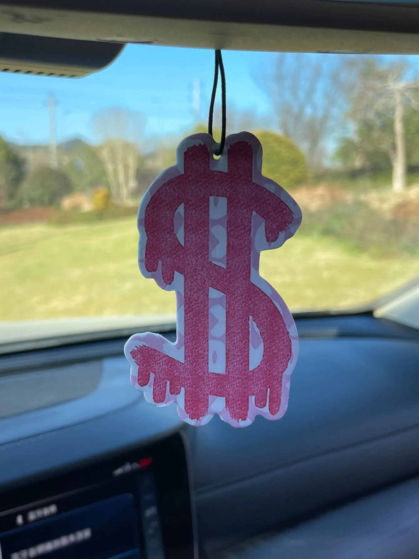 Usd Dollar Design, Fresh Freesia Scent, Five-Star Neutral Car Perfume and Non-Toxic Air Freshener |   Natural Essential Oils and Aromatherapy Scent Tablets (Noroili/Grapefruit/Cedar) |   Hanging Type and Dual-Purpose with Vent Clip |   Long-Lasting Fragrance for 60-90 Days |   Deodorize and Purify the Air |   Suitable for Use in Cars, Homes, Wardrobes, and Bathrooms. |   Same Fragrance as the One Sold in the Store