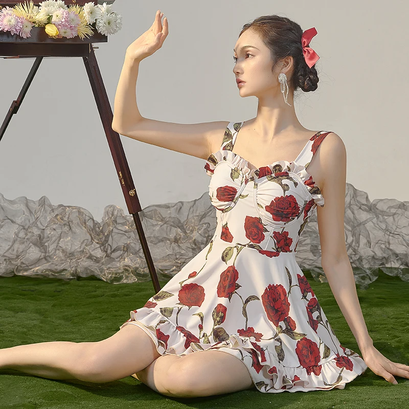 Novedad de verano, traje de baño de una pieza con estampado de rosas conservador para piscina, traje de baño femenino con tirantes y volantes dulces para vacaciones en la playa