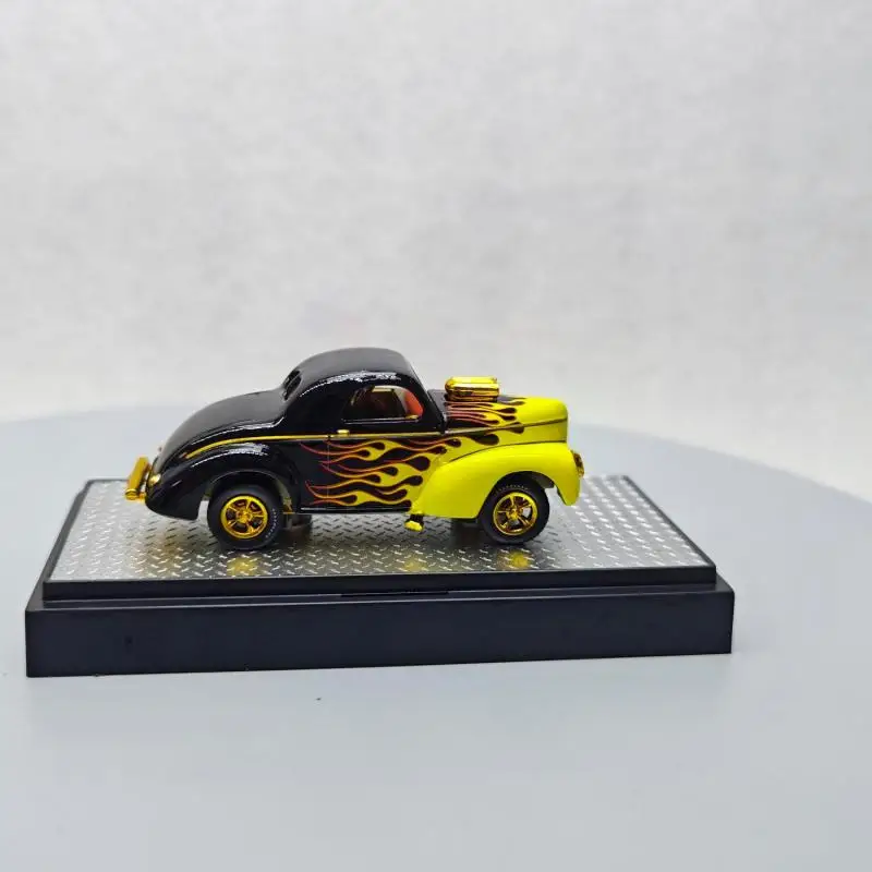 M2 เครื่อง 1/64 1941 Willys Coupe Gasser สีเหลืองและสีดํารถ Die-cast รุ่นคอลเลกชันจอแสดงผลเด็กของขวัญ