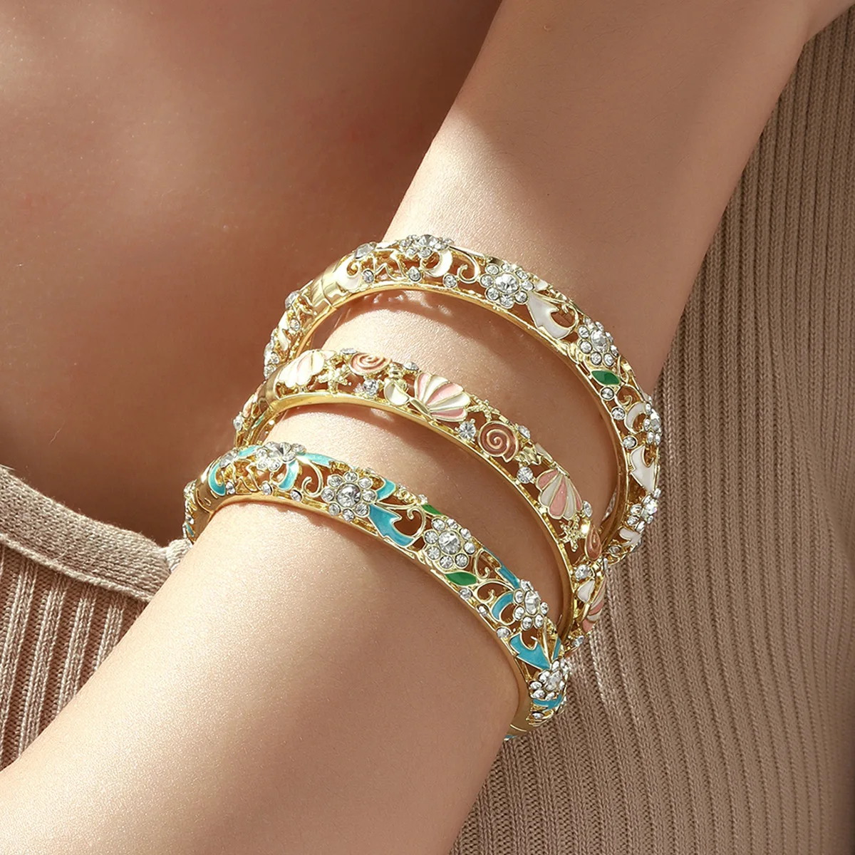 

Diamond-Inlaid Colorful Hollow Retro Palace-Style Bracelet, Exquisite High-End Enamel Women's Jewelry, Beauty Bangle for Banquet