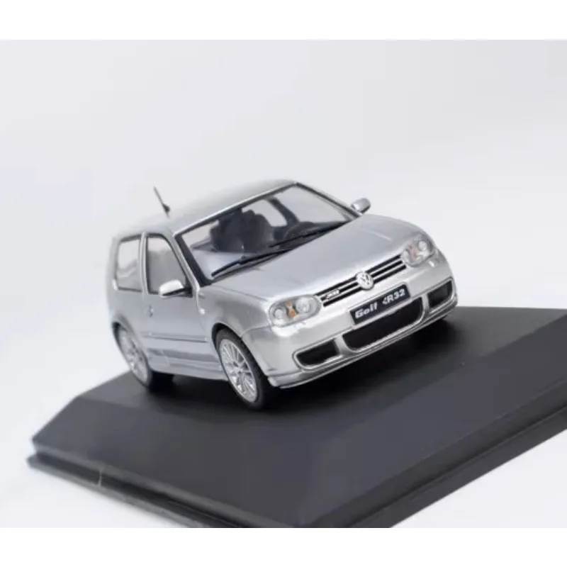 1:43 Volkswagen R32 GOLF VW silver and blue alloy model, children\'s collection of decorative toys, holiday gifts for children.