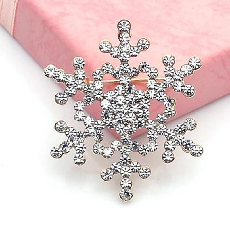 Hot New Fashion Crystal Brooch Winter Ornaments Christmas Snowflake Brooch Pretty Snow Corsage Pin