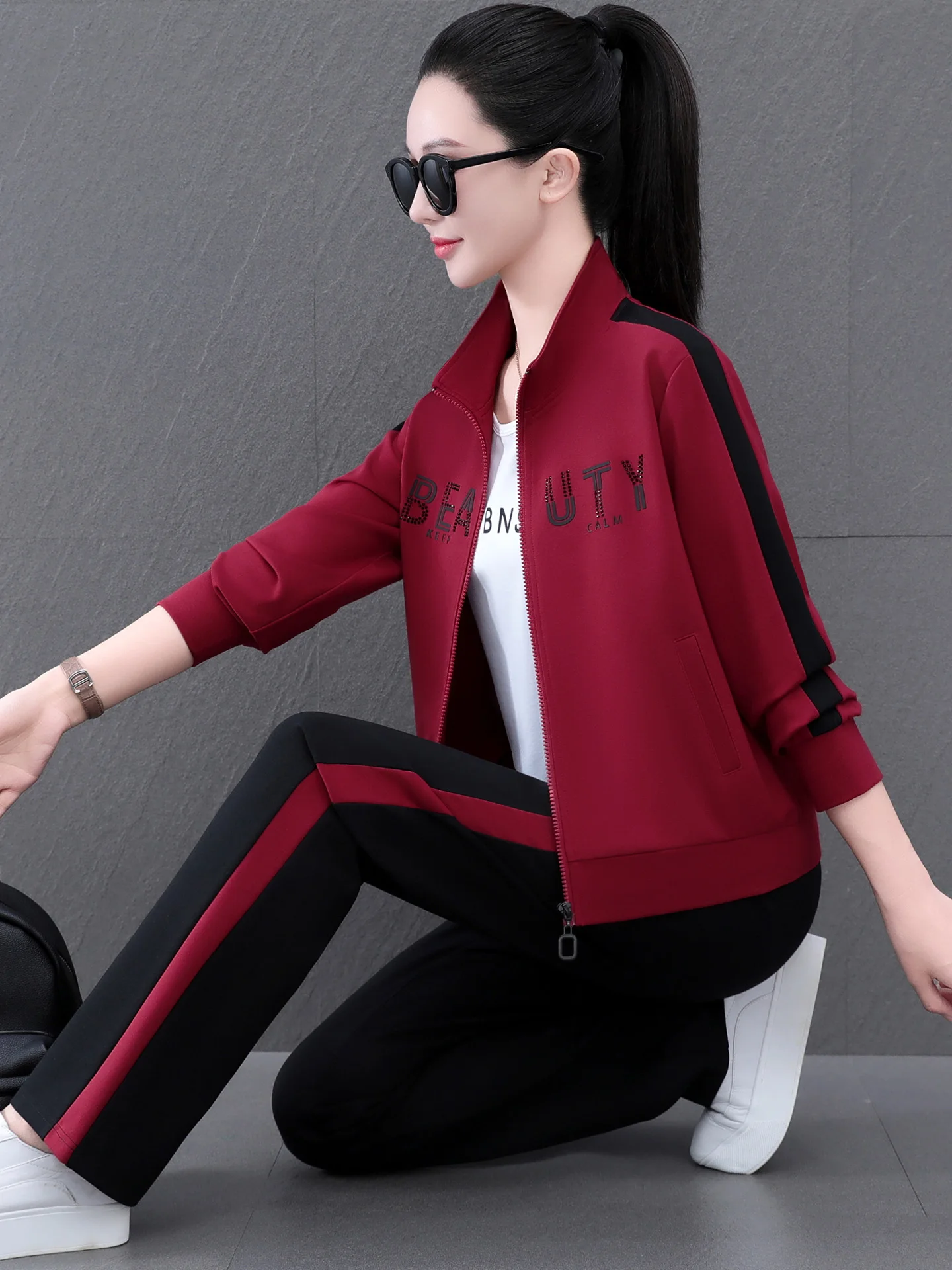 

Женский спортивный костюм для фитнеса и бега: комплект из двух предметов (футболка и брюки) с высокой талией, свободного кроя, модный, дышащий, из нейлона, для весны и осени