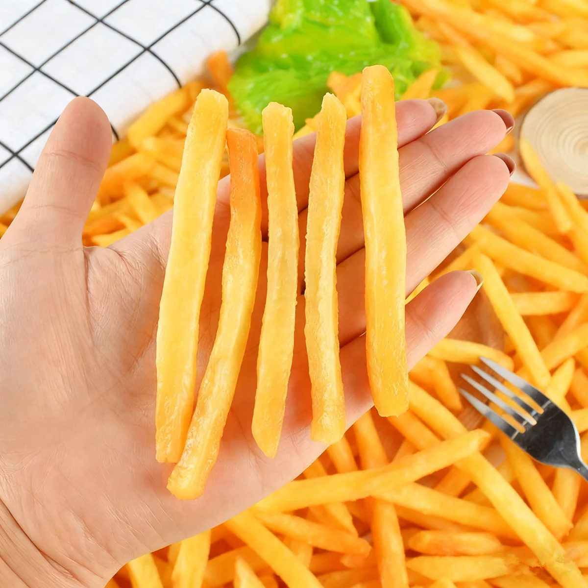 20/50 Stück künstliche Pommes-Frites aus PVC – realistische Kartoffelstreifen, Lebensmittel-Requisiten für Fotografie, Präsentation, Streich und TikTok-Videos – Detail 10