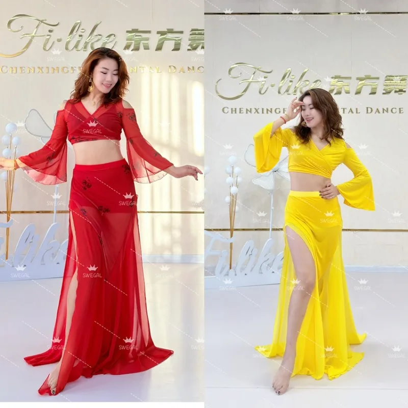 فستان ممارسة الرقص الشرقي المخصص مع أكمام البوق بدون أكتاف وتنورة متأرجحة كبيرة ذات شوكة مزدوجة