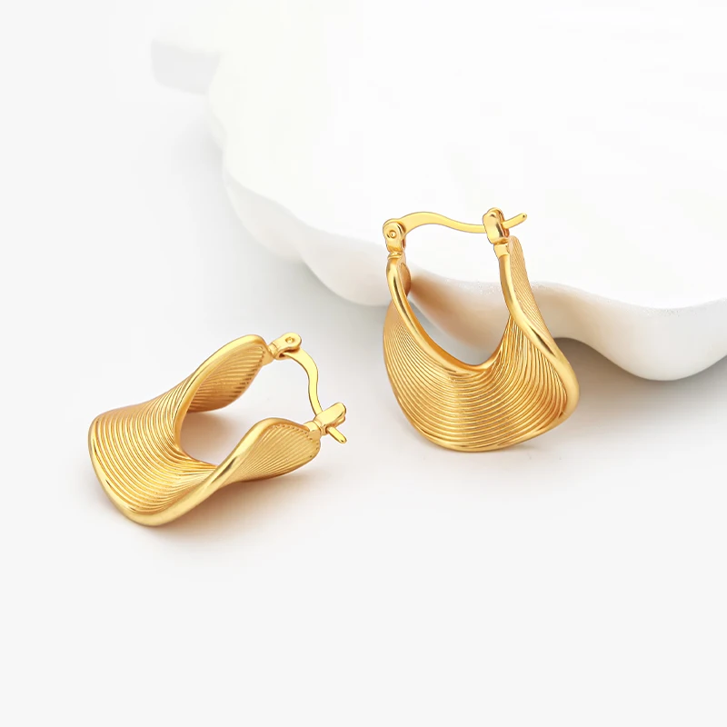 VAROLE Italy Style Simple Twisted Streamlined Fan Hoop Earrings Trendy Fine Striped Irregular Boucles D'oreilles Statement