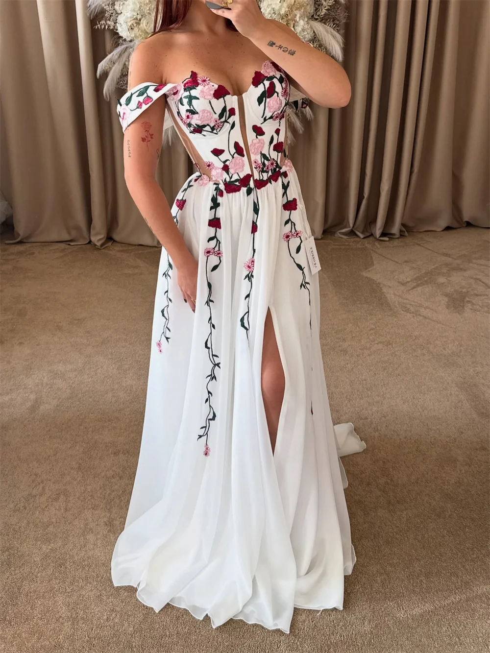 فستان زفاف كيوتو مخصص أبيض عاري الكتفين مزين بالزهور وفتحة جانبية بطول الأرض فساتين سهرة على شكل حرف a من فيستدوس دي نوفيا