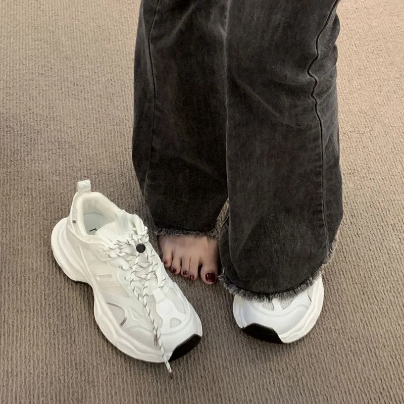 أحذية أبيض جديدة لخريف 2025 للنساء، زيادة الطول الطويل، قاع سميك، أحذية رياضية كلاسيكية على شكل كعكة الصنوبر