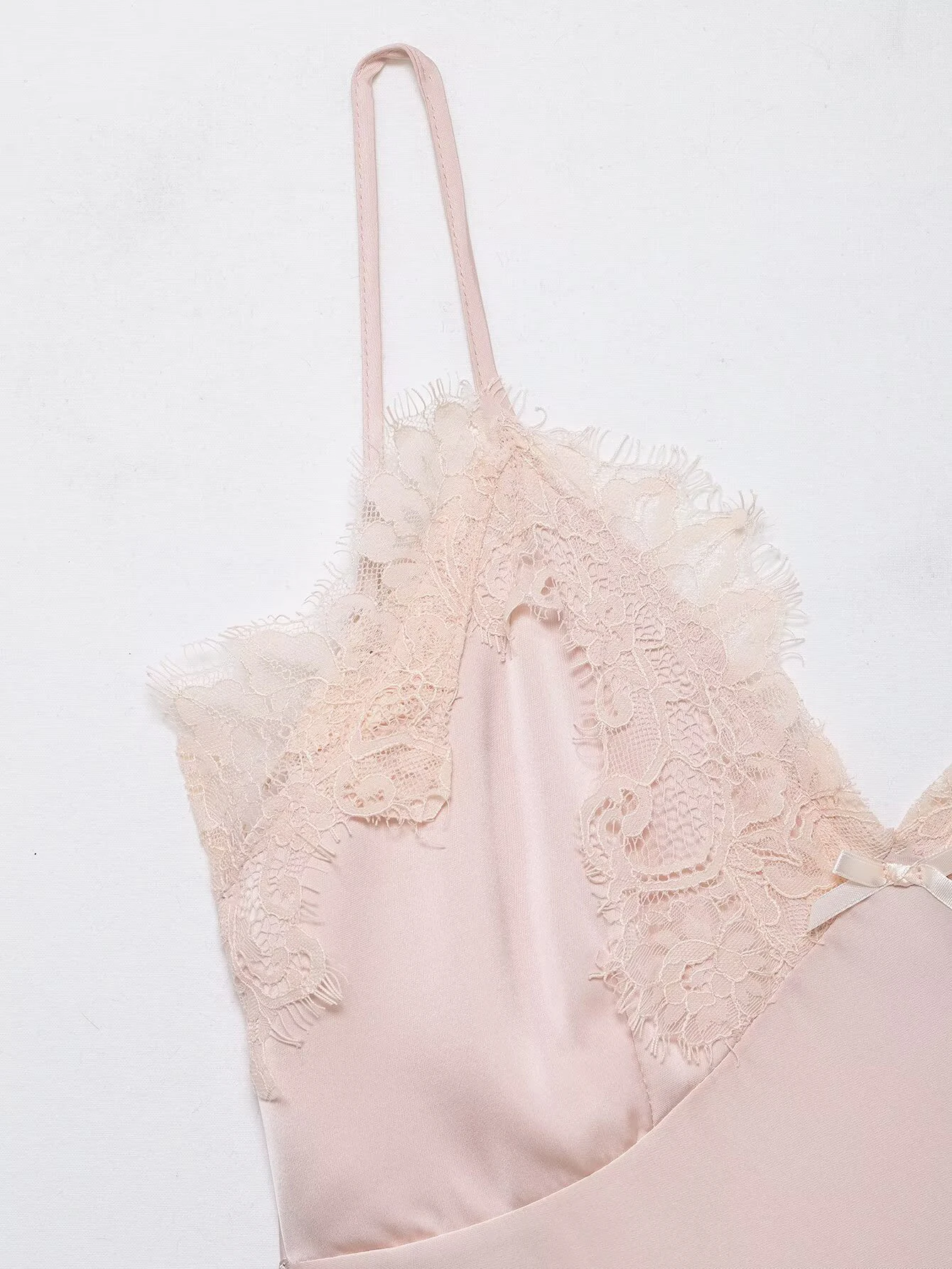 Abito corto con giunture in pizzo con trama di seta rosa con scollo a V stile puro desiderio delle nuove donne invernali 2025