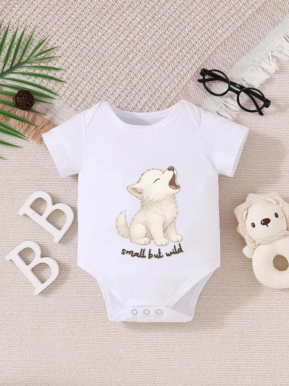 Baby short-sleeved triangle bodysuit, fun letter print, button design, easy to care for, suitable for new parents.