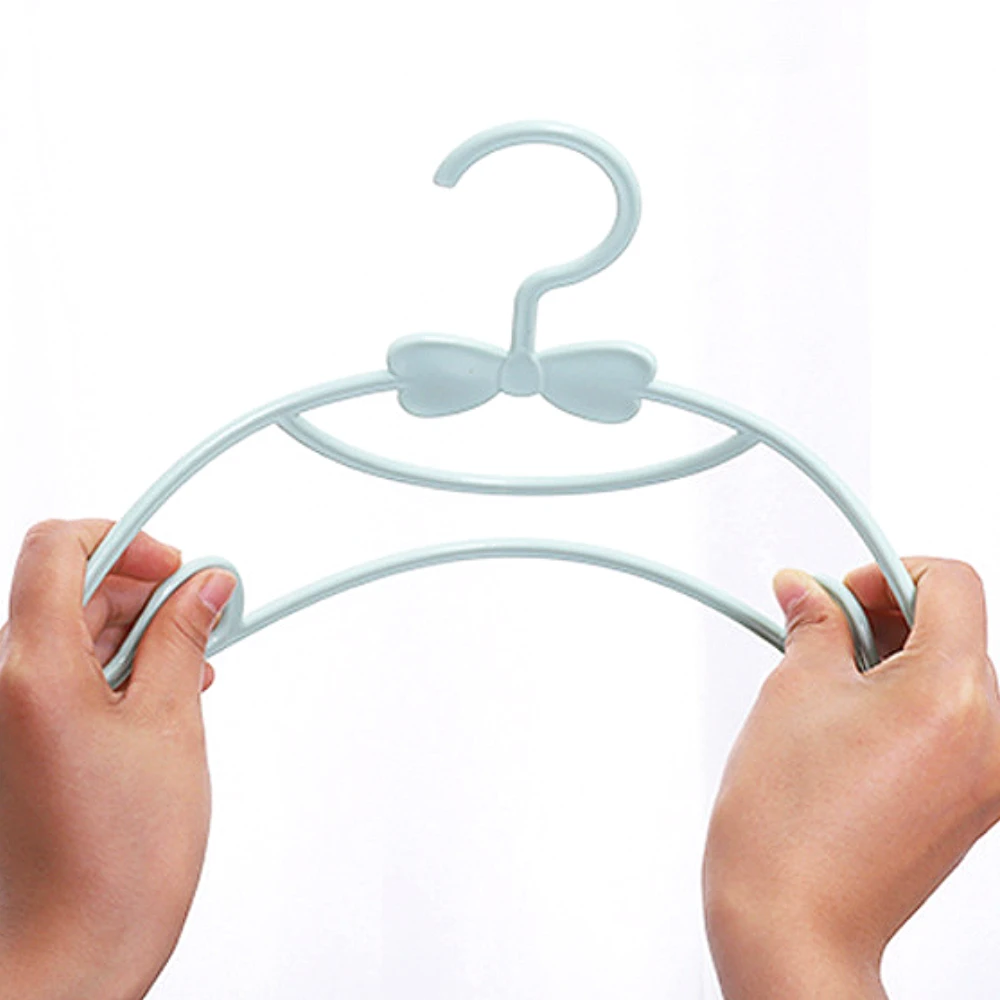 5 stuks schattige strik kinderen hangers draagbare plastic display hangers winddicht kinderen bovenkleding hangers babykleding organisator