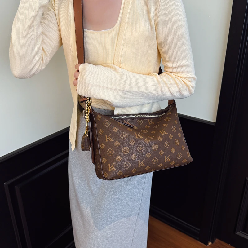 

Elegant And Popular Leather Messenger Bag For Ladies From Luxury Brand By Famous Designer Premium Accessory
