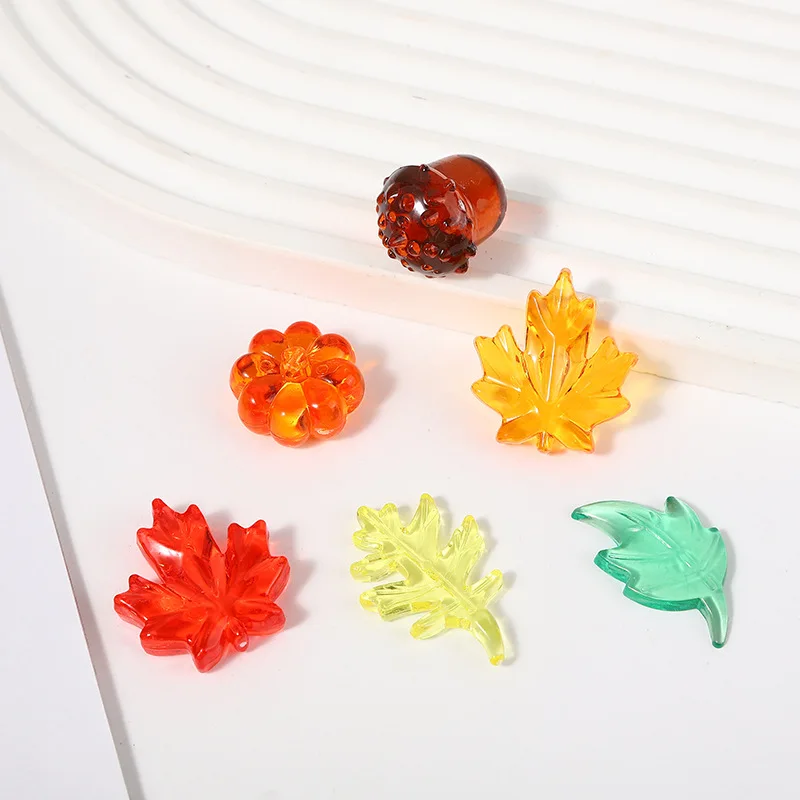 50g Transparente, mehrfarbige Harzperlen in Form von Ahornblättern, Kürbissen und Tannenzapfen, nicht porös, für DIY-Schmuckherstellung und Zubehör – Detail 6