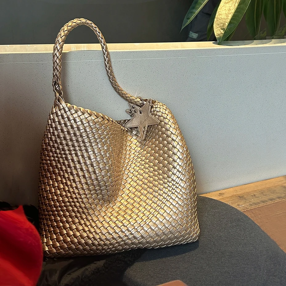 กระเป๋าโท้ทแบรนด์ดีไซเนอร์ ปี 2025 รุ่นใหม่ ทอมือ ความจุมาก กระเป๋าสะพายไหล่ทรงถัง สำหรับผู้หญิง