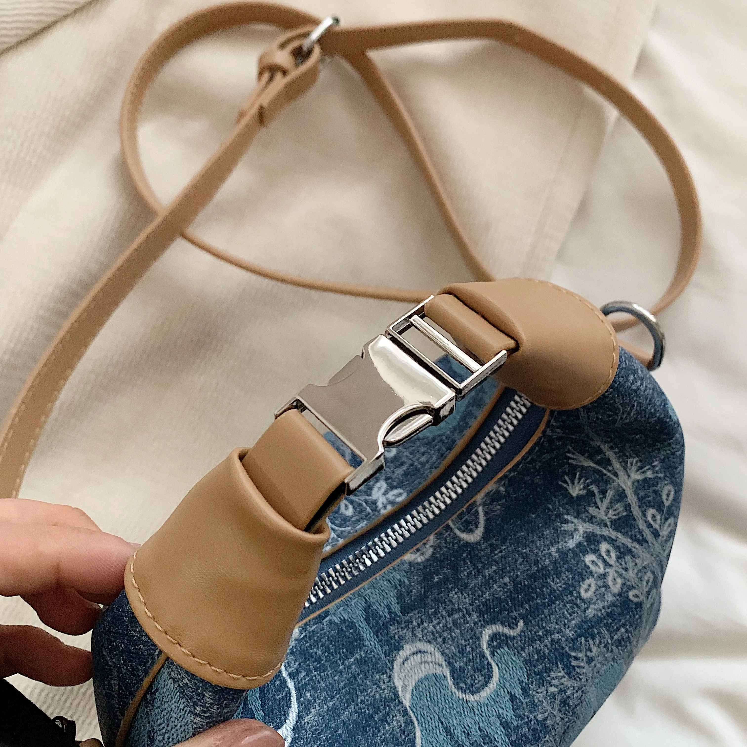 New Chinese style denim contrasting color hand-held dumpling bag, women\'s handbag, ethnic style printed shoulder bag, suitable f