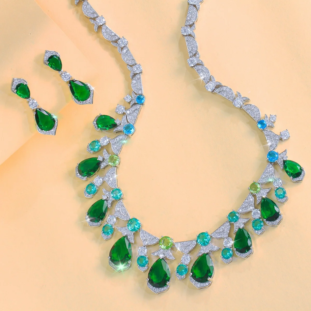 

Изысканный свадебный комплект украшений Pera: колье-чокер и серьги с сине-зелеными цирконами в форме капли и блестящими кисточками, модель J008