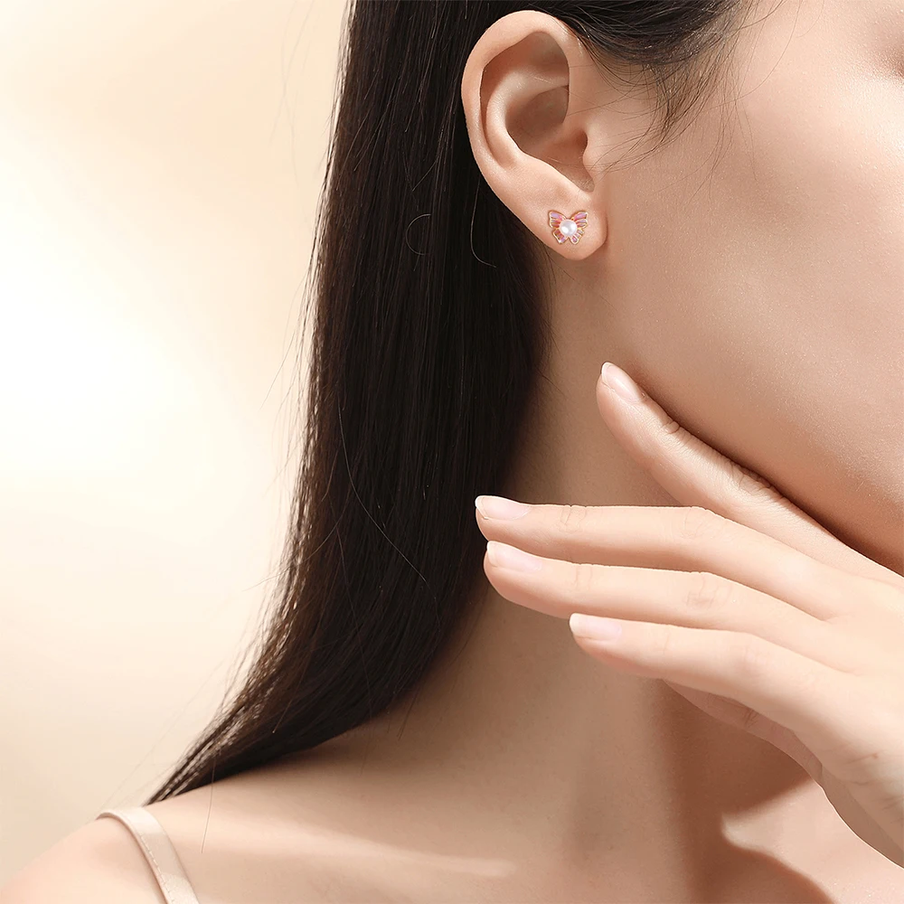 Kolczyki sztyfty z motylami ze srebra próby 925 z perłami słodkowodnymi dla kobiet, pozłacane, z różowymi skrzydłami z emalii, hipoalergiczne.