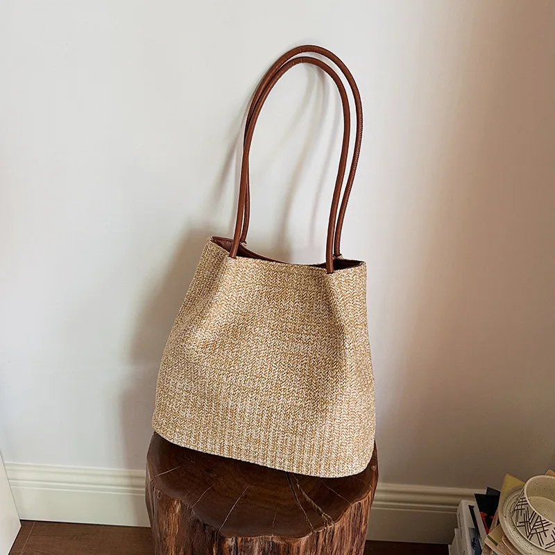 New Striped and Multi-color Handbag Made of Woven Grass, A Simple and Spacious Shoulder Bag in The Shape of A Watering Can.