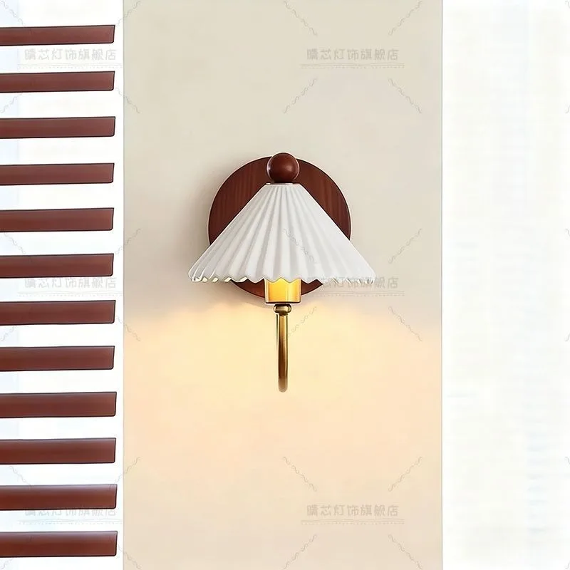 مصباح جداري لغرفة النوم مصنوع من الخشب الصلب بتصميم عتيق بجانب السرير وممر وسيراميك وغرفة معيشة منزلية في القرون الوسطى مصباح معلق على الحائط متقدم