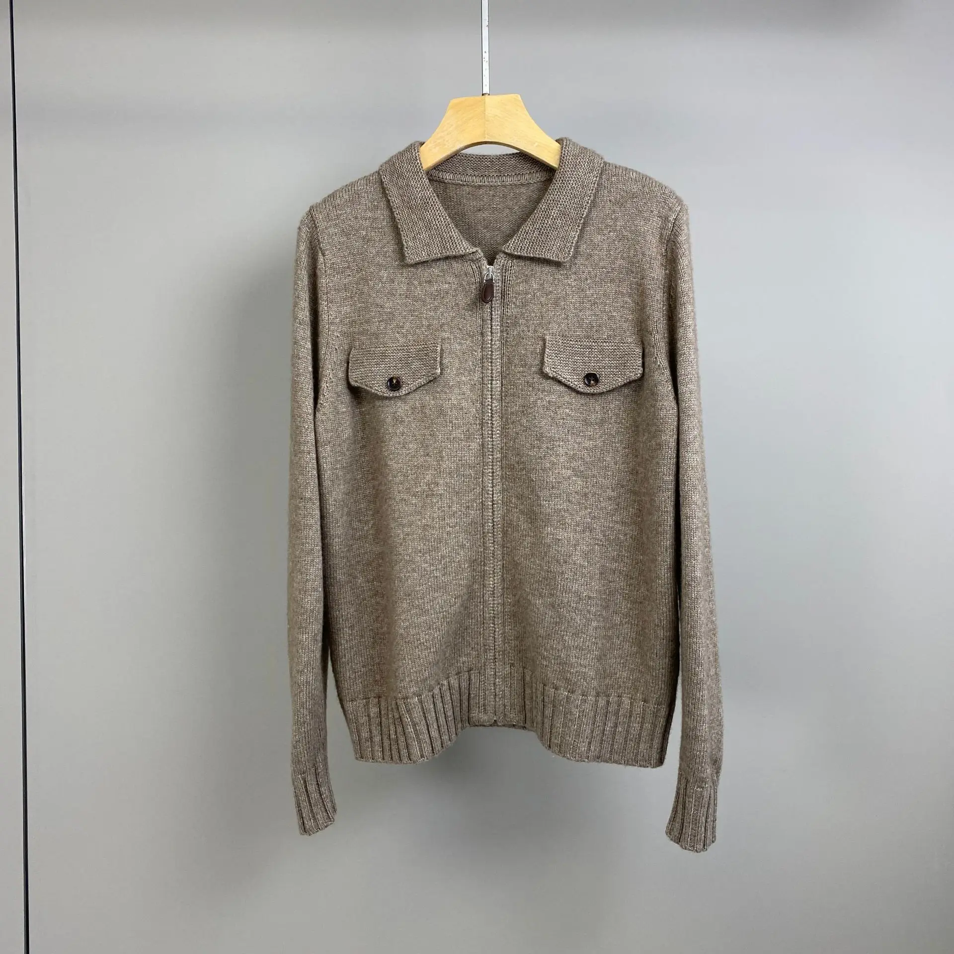 เสื้อคาร์ดิแกนไหมแคชเมียร์ถัก สีพื้น ซิปติดปก สไตล์ใหม่ ฤดูใบไม้ร่วงและฤดูหนาว ปี 2025 แฟชั่นทันสมัย ใส่ได้หลากหลาย สไตล์ลำลอง สำหรับผู้หญิง