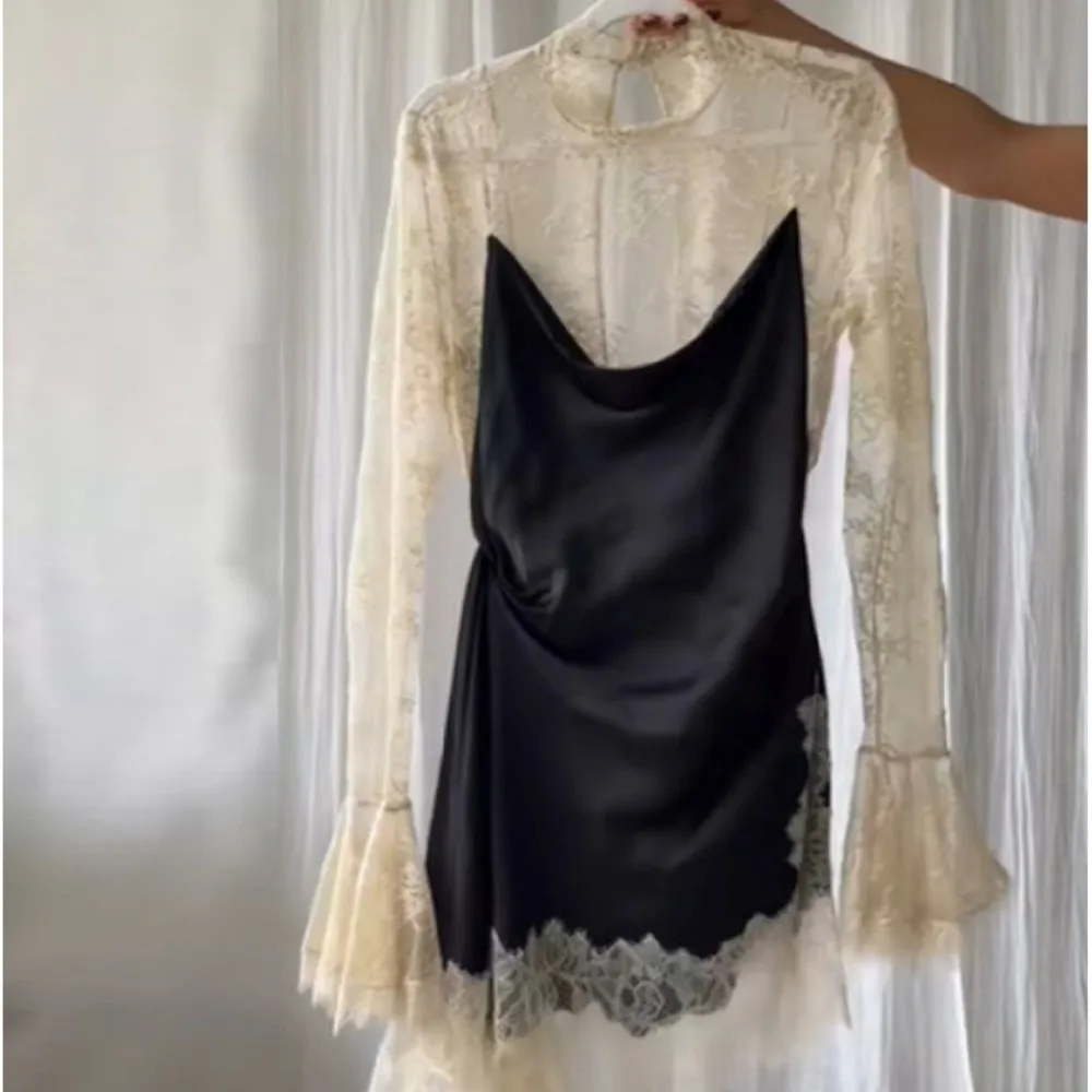 

Сексуальное мини-платье с кружевными вставками, расклешенными рукавами, приталенное, прозрачное, с кружевной отделкой и высоким воротом