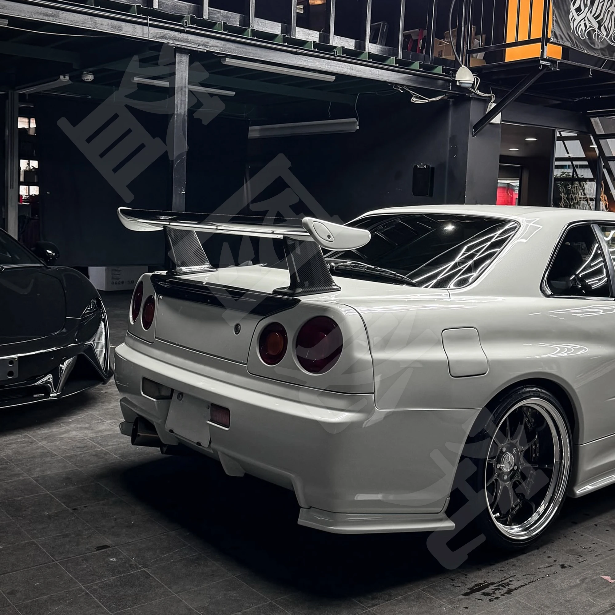 

For Nissan Skyline R34 GTR Rear Trunk Spoiler Wing Boot Lip Body Kit HK Style High-Quality Carbon Fiber Ducktail Wing
