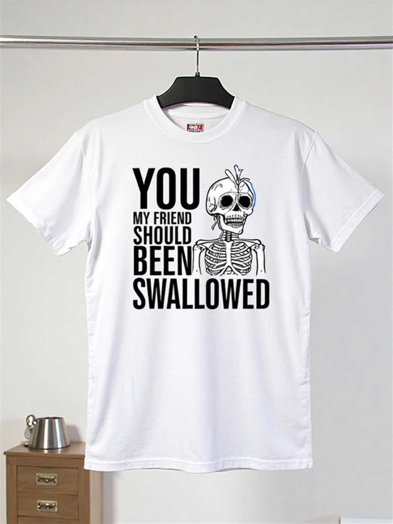 Men's Graphic T-Shirt with a Skull That Makes You Laugh and a Text Saying You Should Be Swallowed by a Friend, White T-Shirt with Black Letters, Soft Everyday Casual Shirt Suitable for Halloween, Parties, Casual Wear, Regular Fit, Round Neck, Short-Sleeved Top for Men