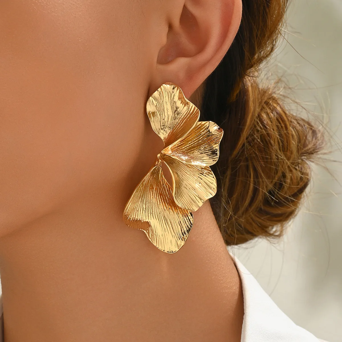 Elegant Ginkgo Leaves Half Flower Stud Earrings for Women Design Sense Gold Color Petals Piercing Earrings Ladies Jewelry