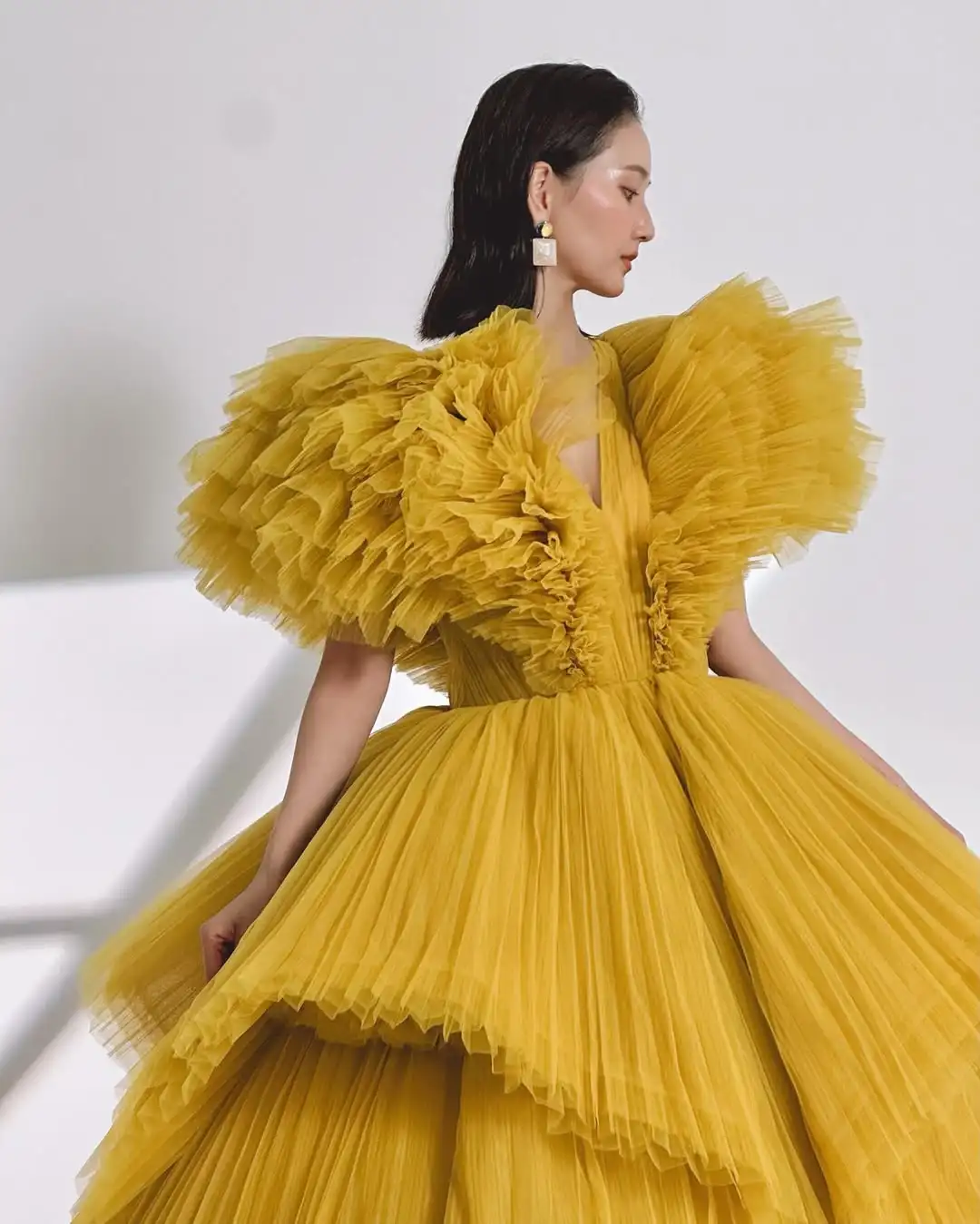 Extra inchado em camadas babados vestidos de baile da mulher com decote em v uma linha festa vestido de noite plissado tule formal celebridade vestidos de gala