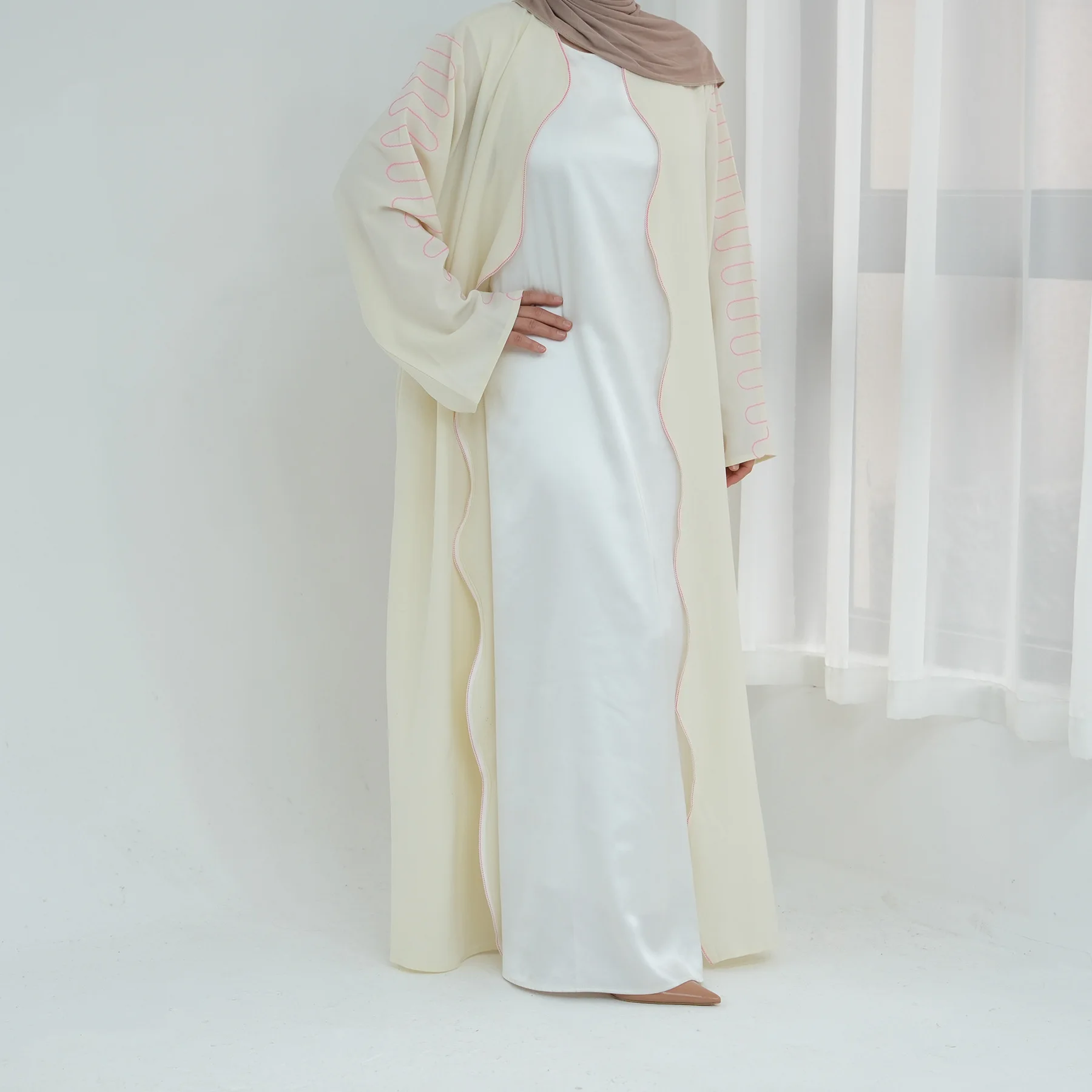 2025 Heißer Verkauf Dubai VAE Elegante muslimische Abaya Frauen islamisches hellfarbenes rosa gefüttertes Stickdesign für Märkte im Nahen Osten