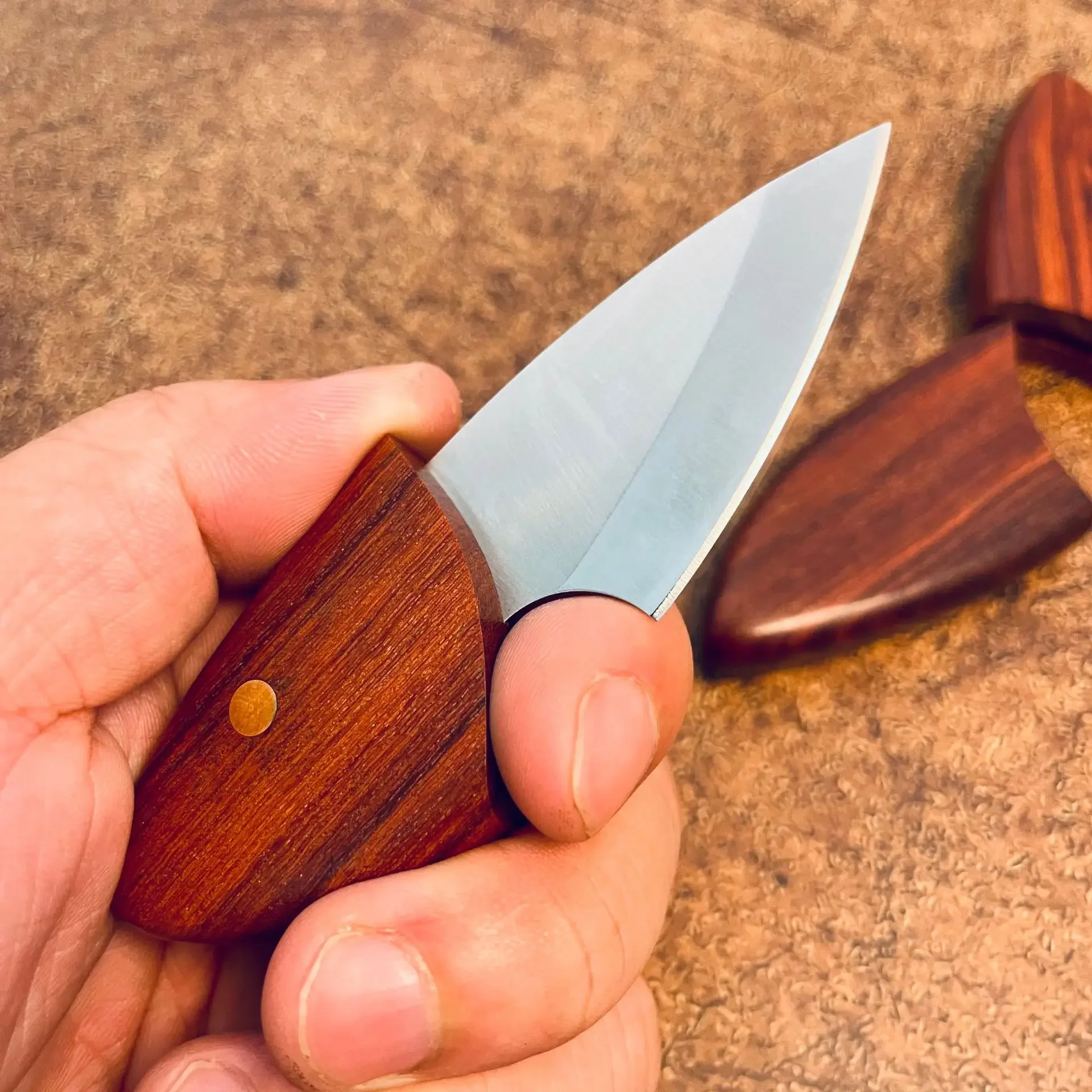 New mini one-piece steel solid wood outdoor portable camping pocket knife with high hardness and sharp