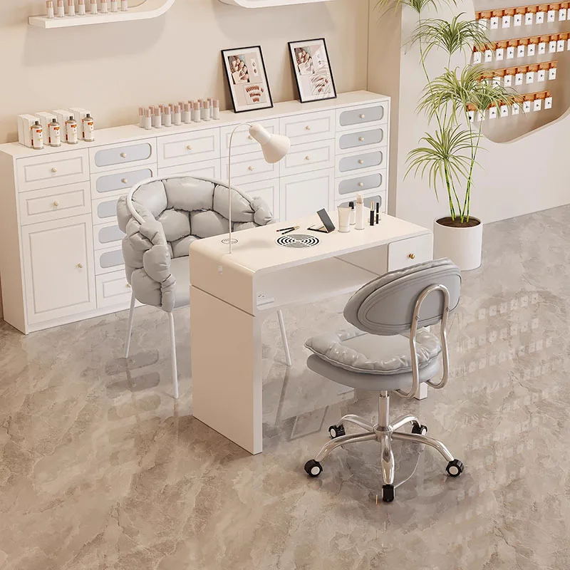 Moderner, minimalistischer Nageltisch, hochwertiger, ästhetischer, klassischer, attraktiver Nageltisch, schönes, ordentliches Bureau, manucure Salonmöbel