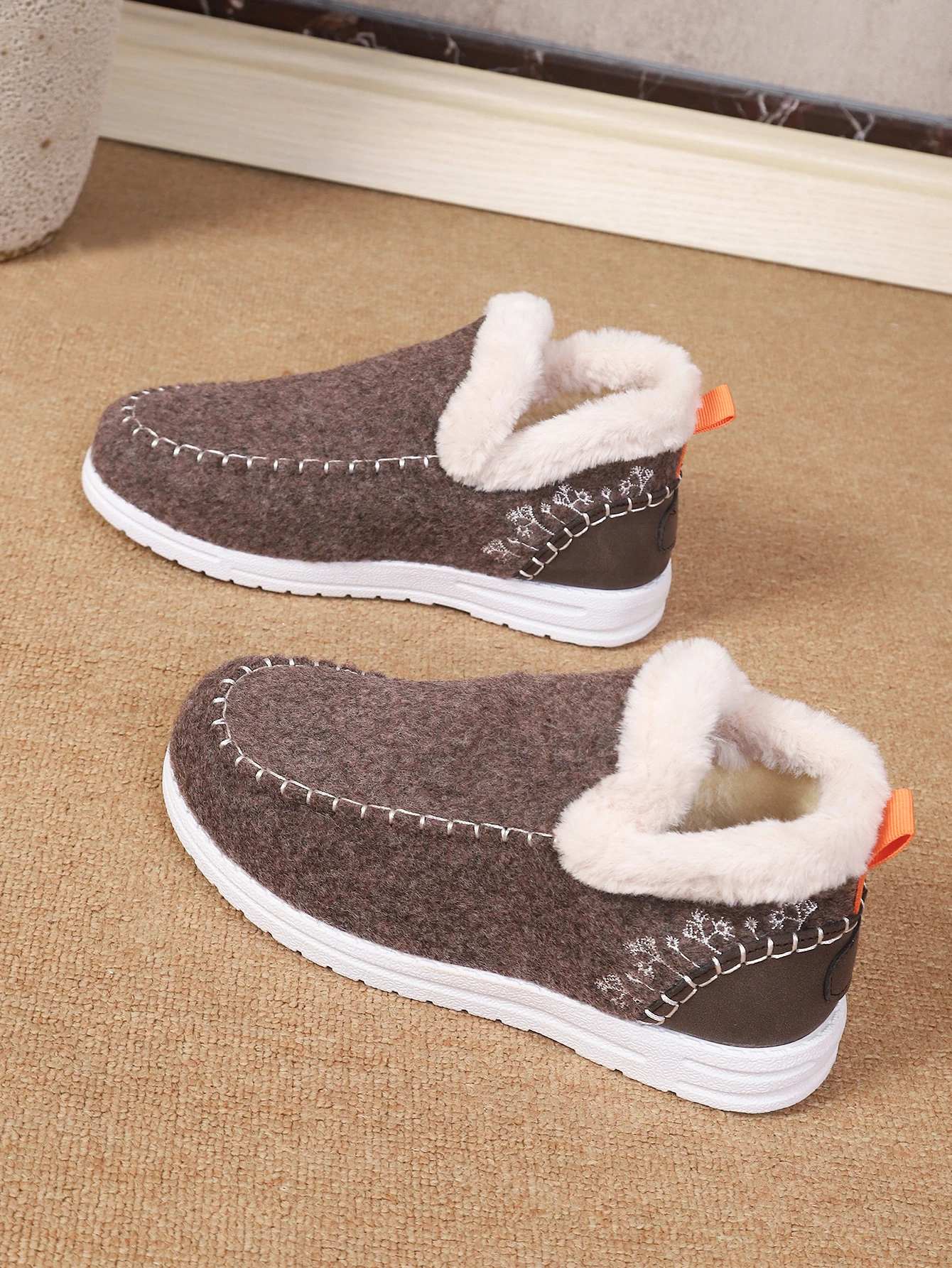 Damen Winter Slip-On Stiefeletten mit Flauschigem Kragen, Weichem Filz, Warmem Fleecefutter, Flach, Rutschfest, Leicht, für den Alltag, Schneestiefel – Detail 37