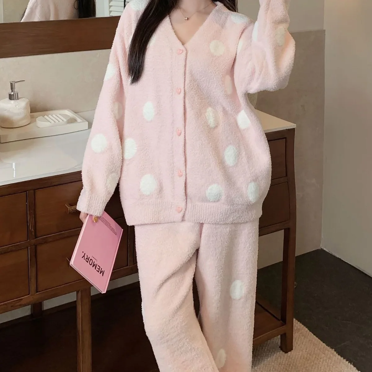 Conjunto de dos piezas de pijamas de mujer de forro polar grueso y cálido con estampado de lunares y dibujos animados, ropa de abrigo de invierno coreana para niñas, ropa de casa.