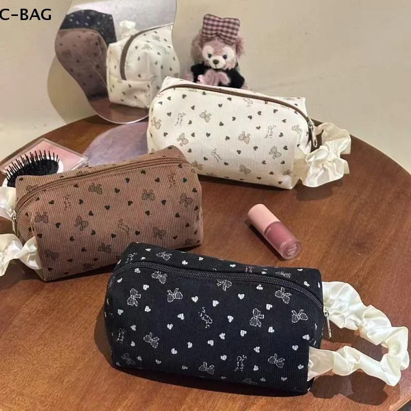 حقيبة مكياج كاواي سروال قصير مع فيونكة ذات سعة كبيرة ومتعددة الوظائف لتخزين مستحضرات التجميل وحقيبة يد مقلمة